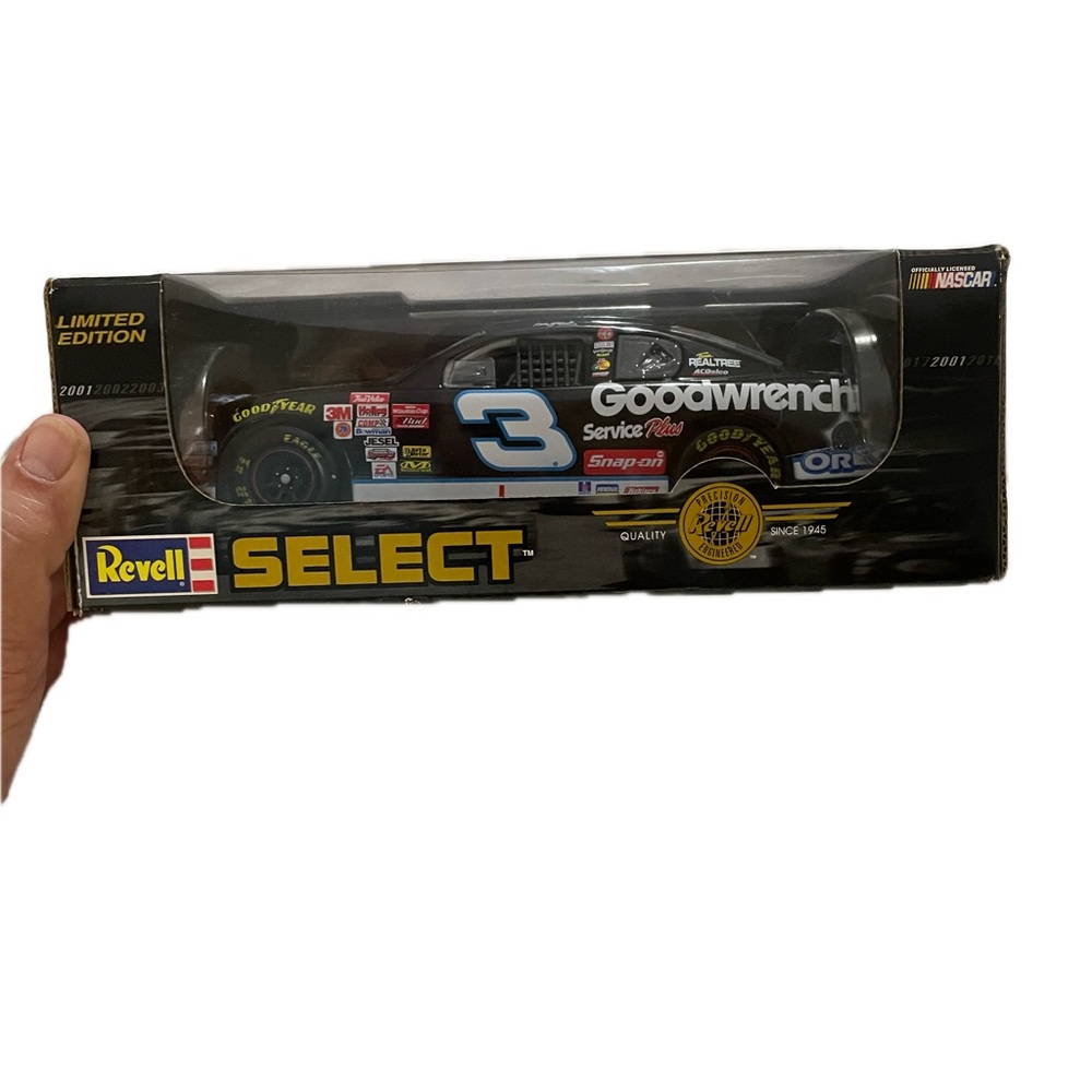 Limited Edition NASCAR 1:24 scale Revell Select diecast model of Earnhardt #3
